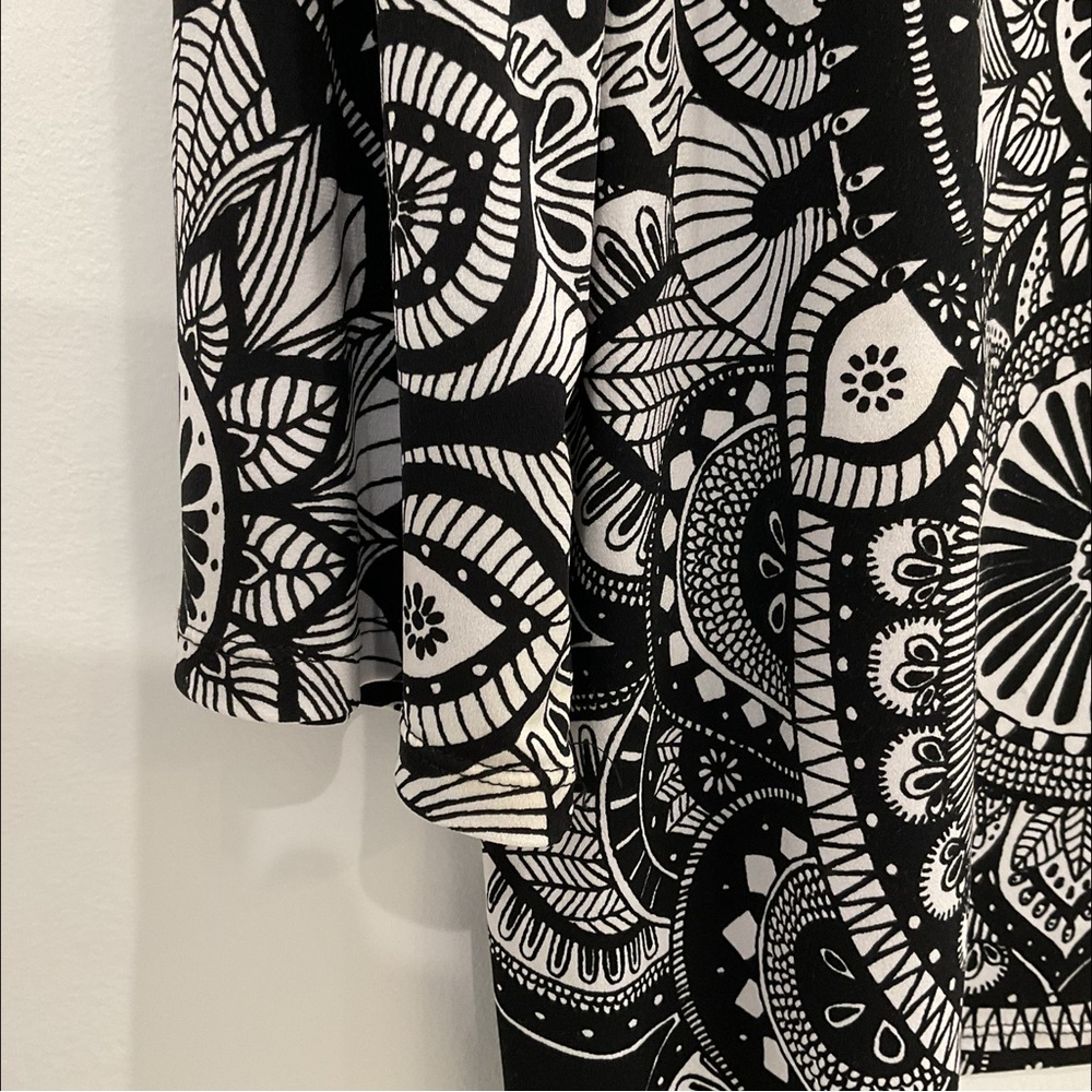 🔴JM Collection Black and White Graphic Embellished Tunic🔴 - Picture 5 of 9